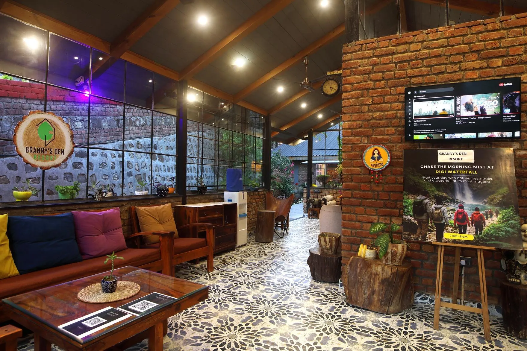 Outdoor and indoor dining at Granny's Den Resort